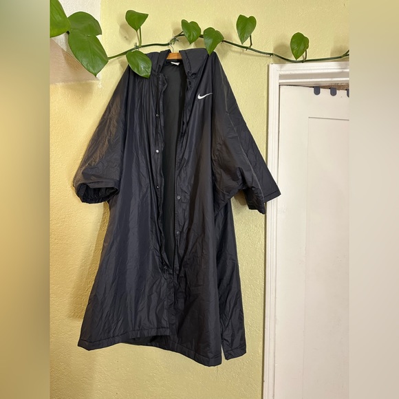 Raining long coats 🧥 - Picture 2 of 14